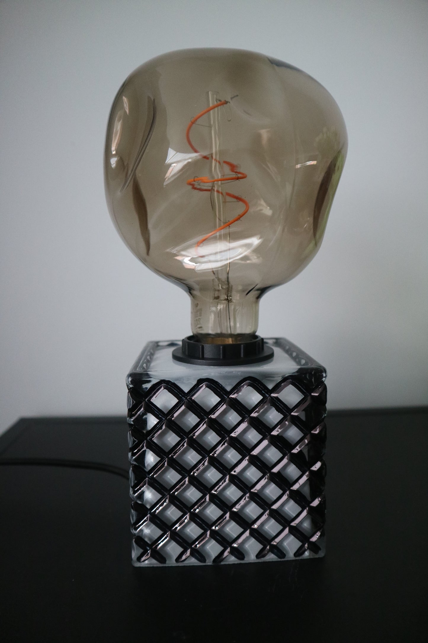 Lova Lamp - Glass Black/White