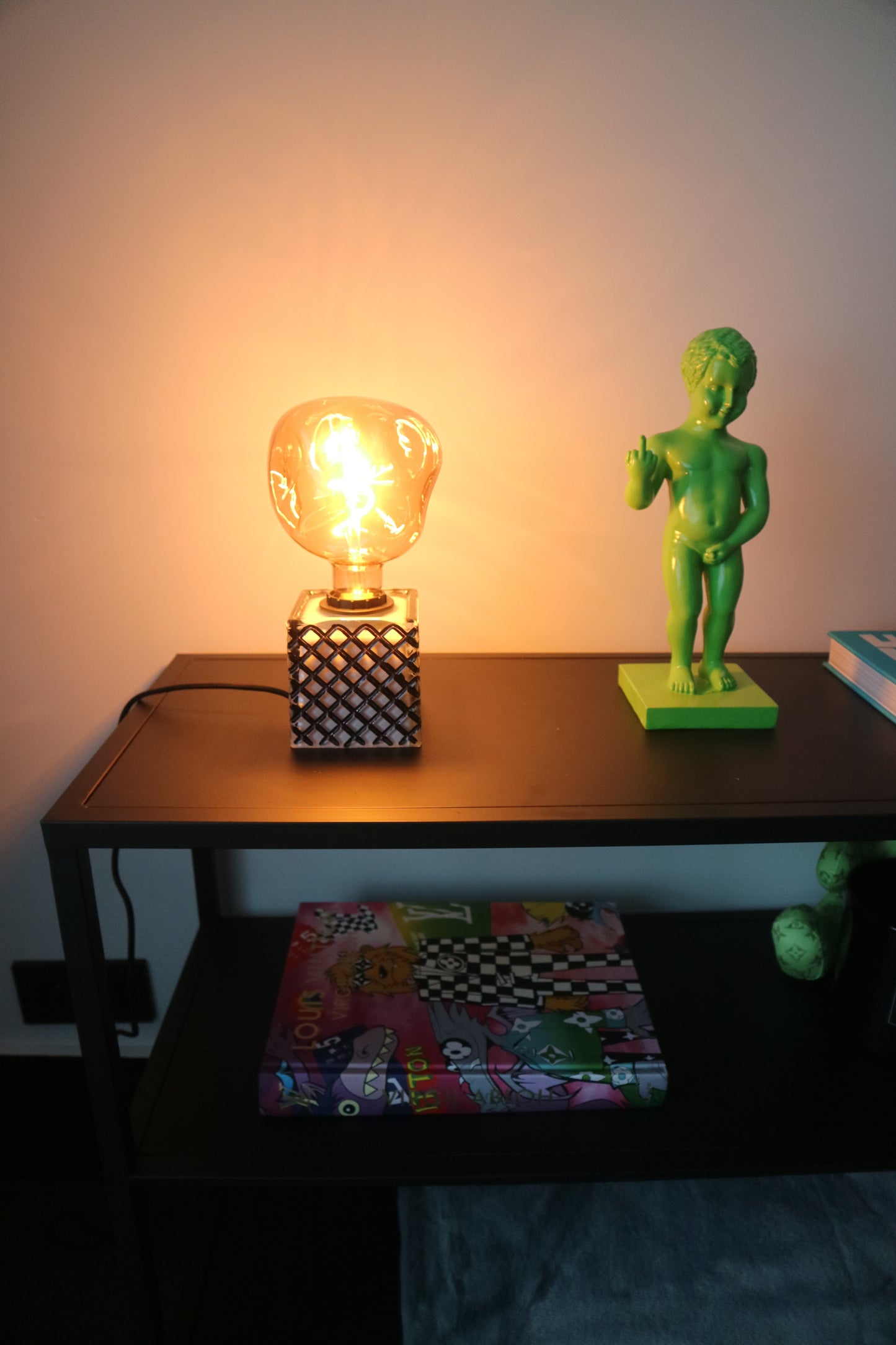 Lova Lamp - Glass Black/White
