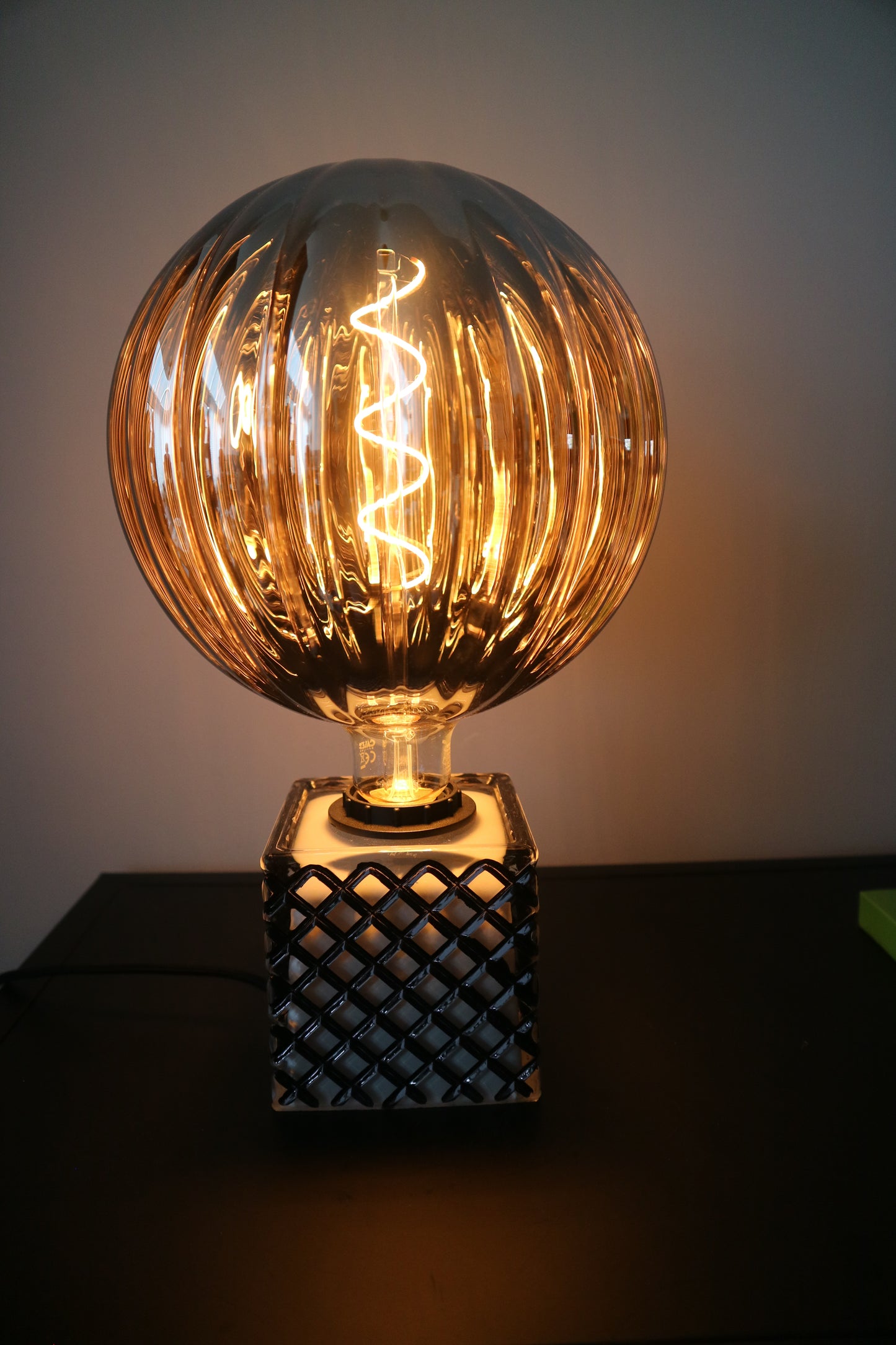 Lova Lamp - Glass Black/White