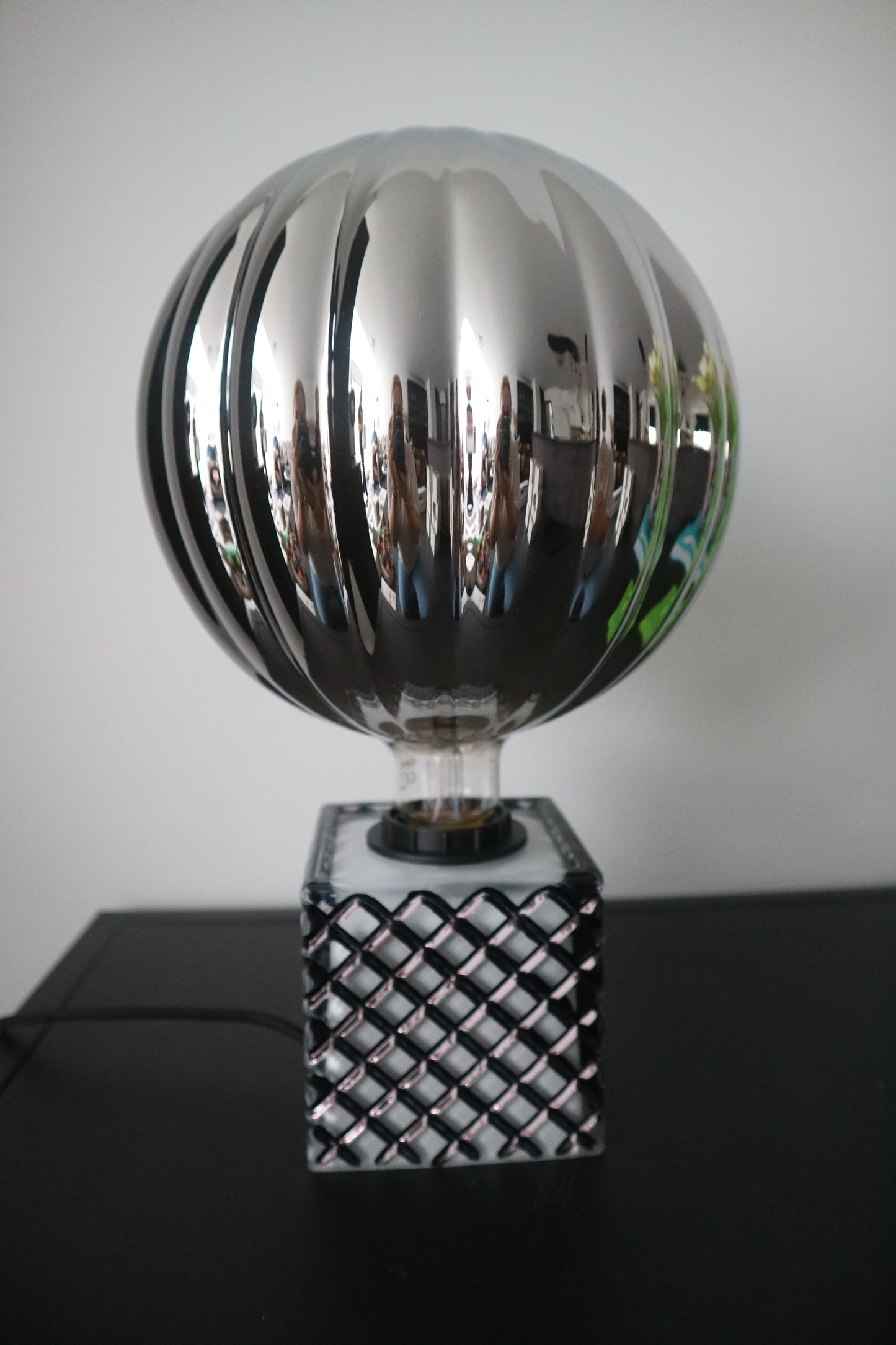 Lova Lamp - Glass Black/White