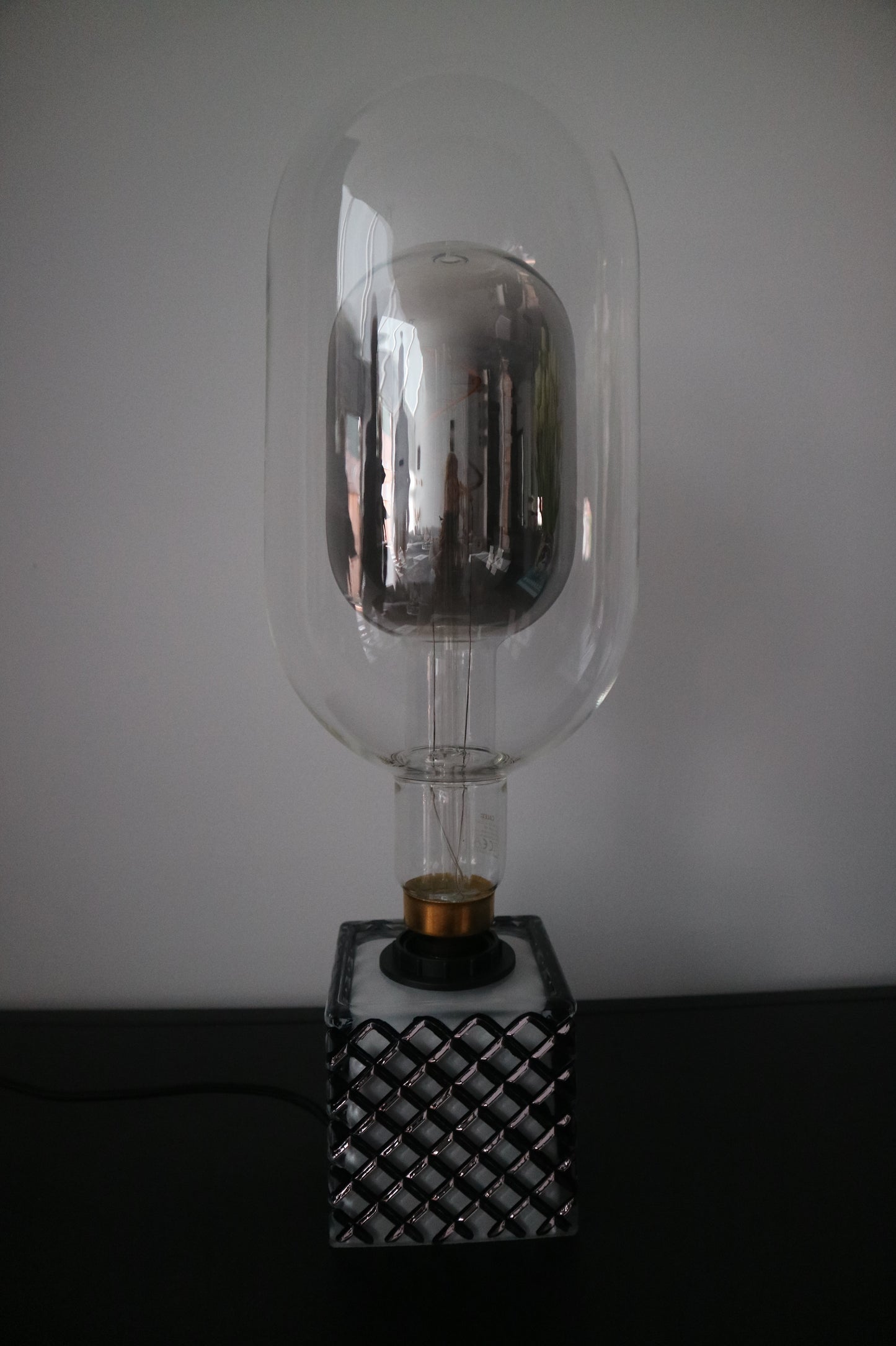Lova Lamp - Glass Black/White