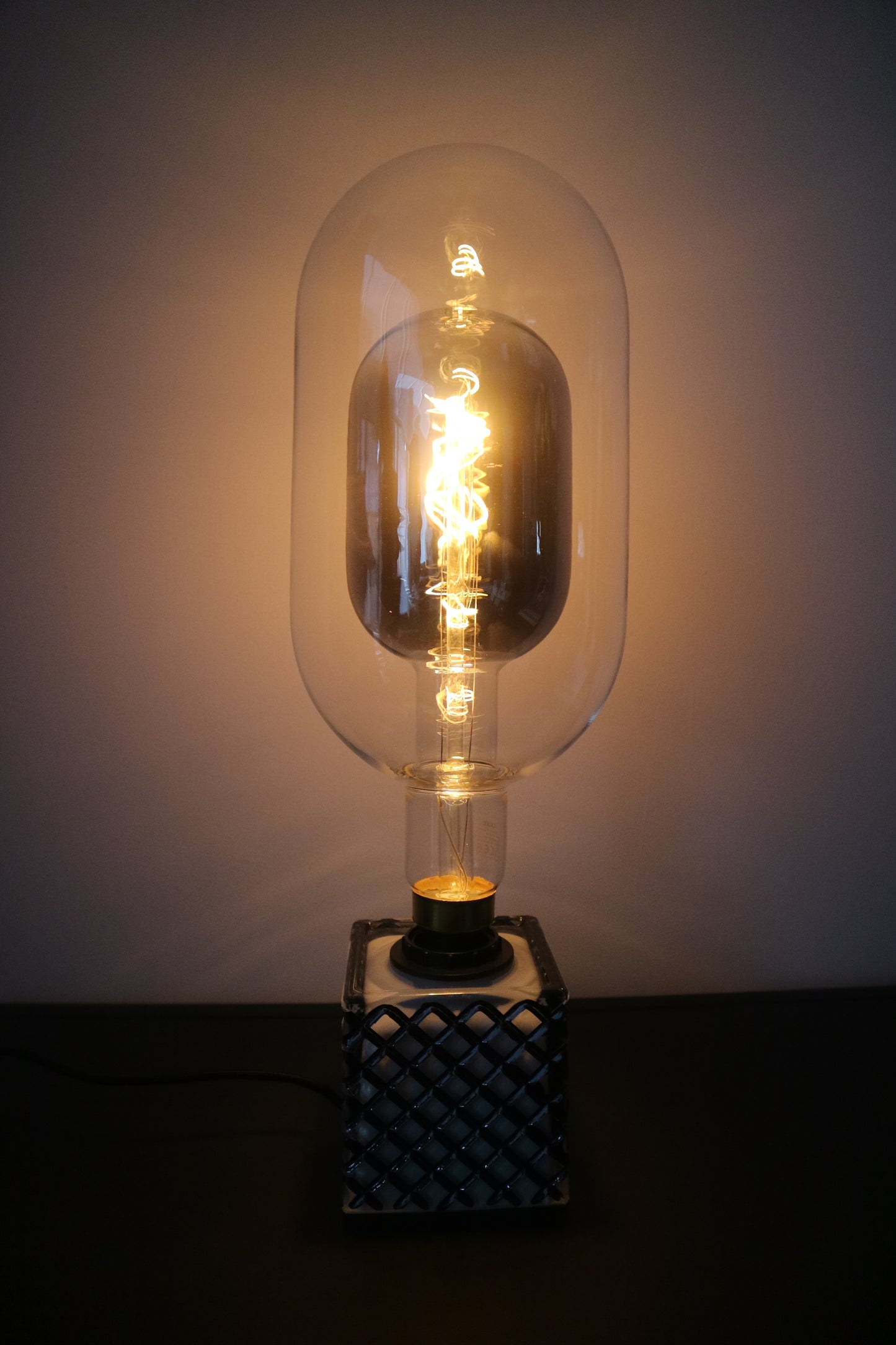 Lova Lamp - Glass Black/White