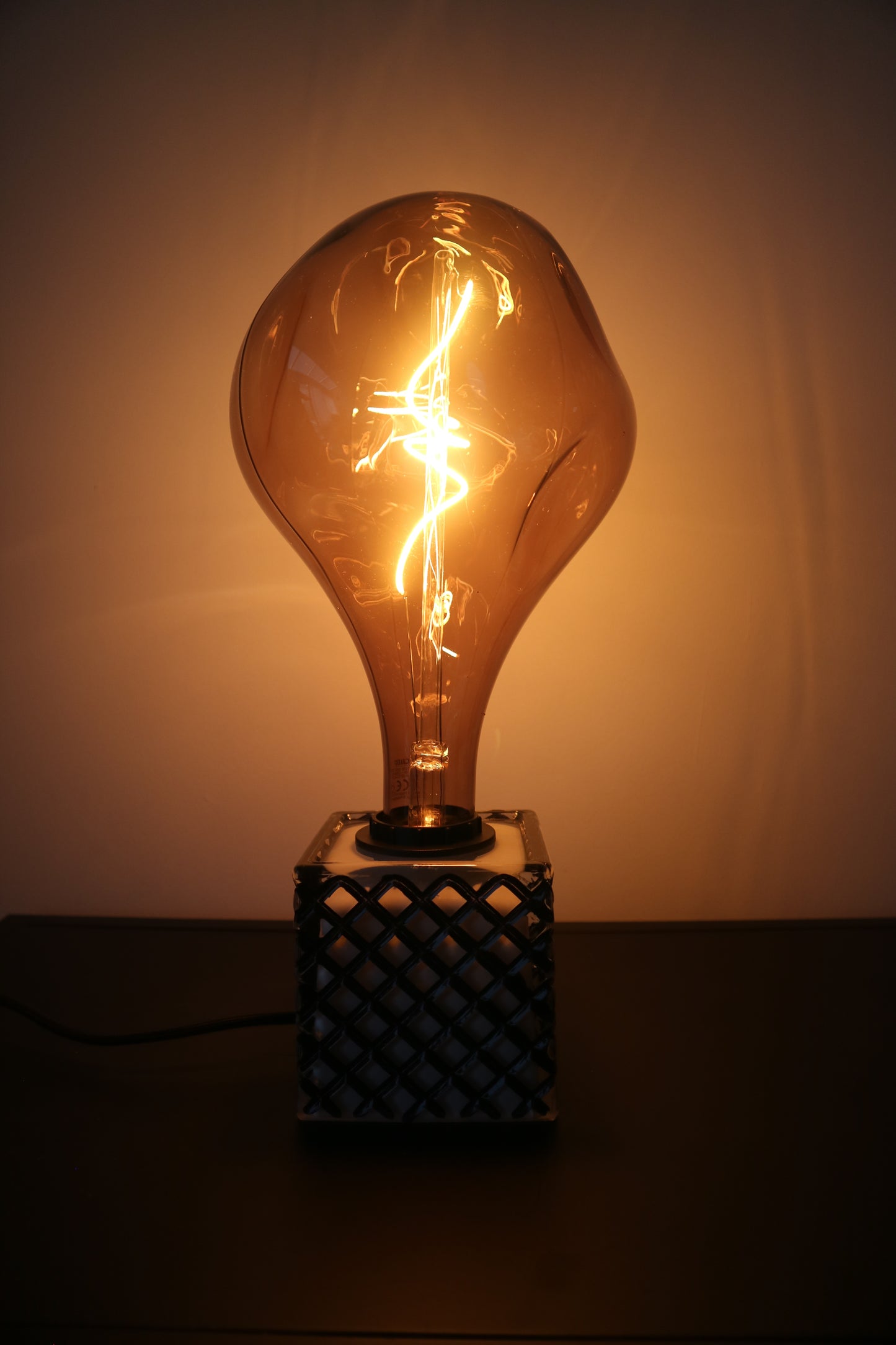 Lova Lamp - Glass Black/White