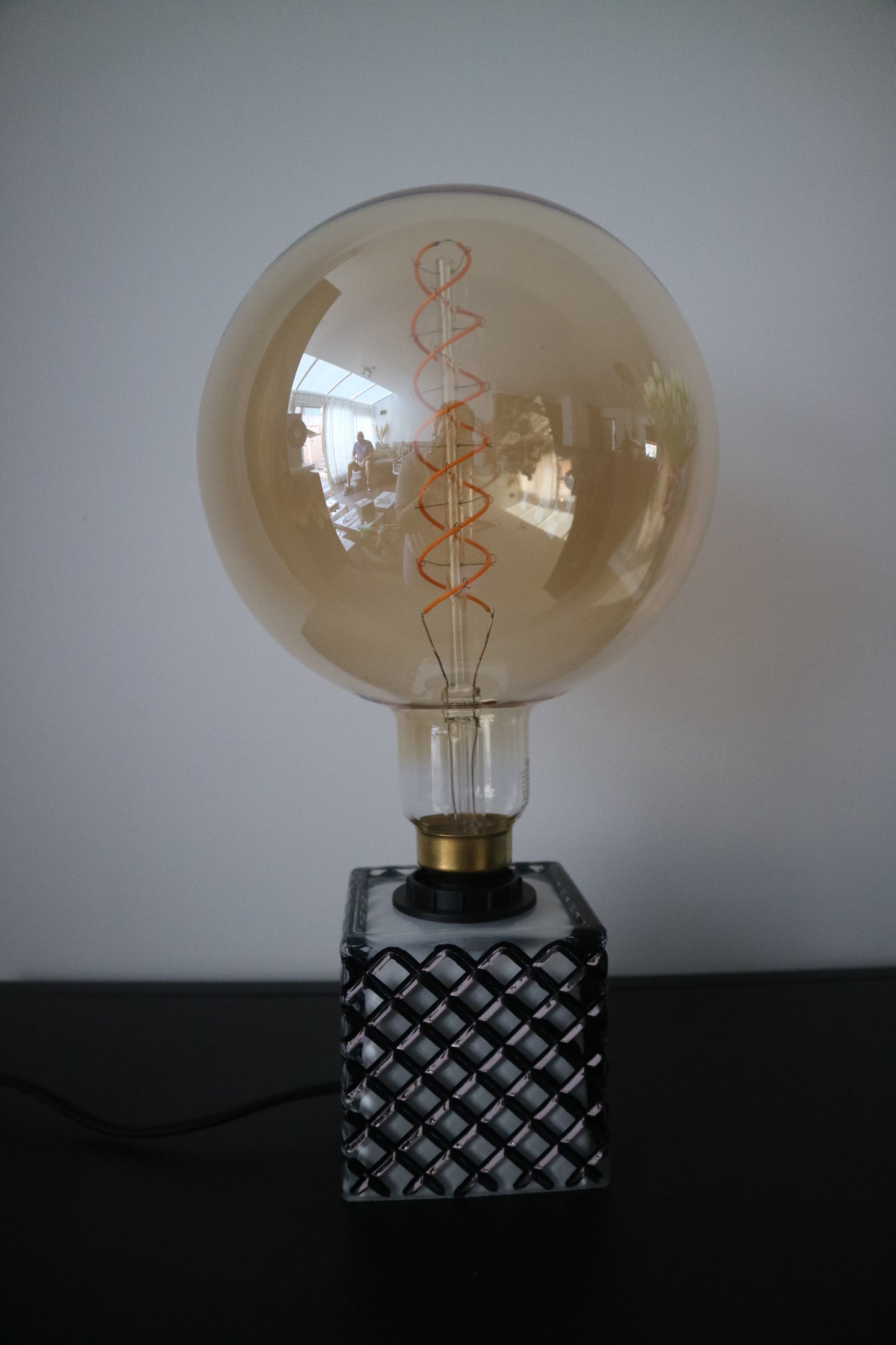 Lova Lamp - Glass Black/White